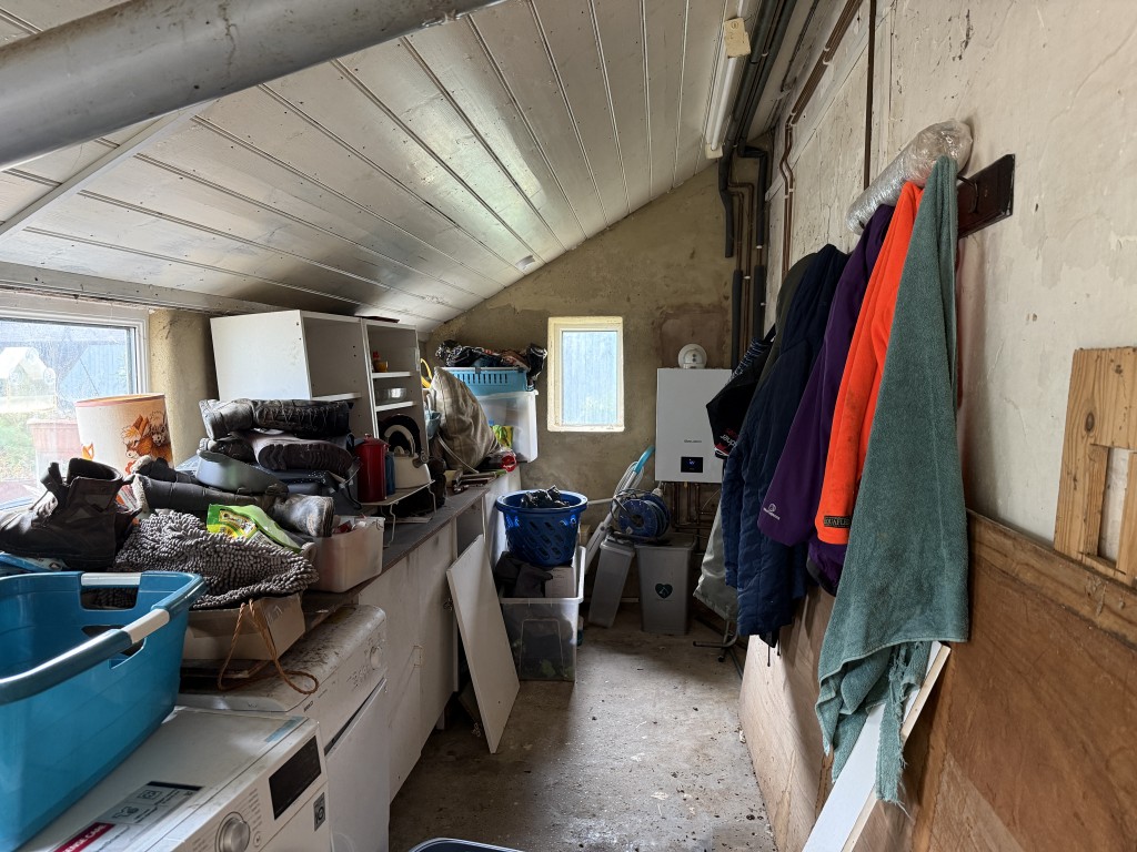 Lot: 58 - FREEHOLD DETACHED COTTAGE FOR INVESTMENT - Utility area